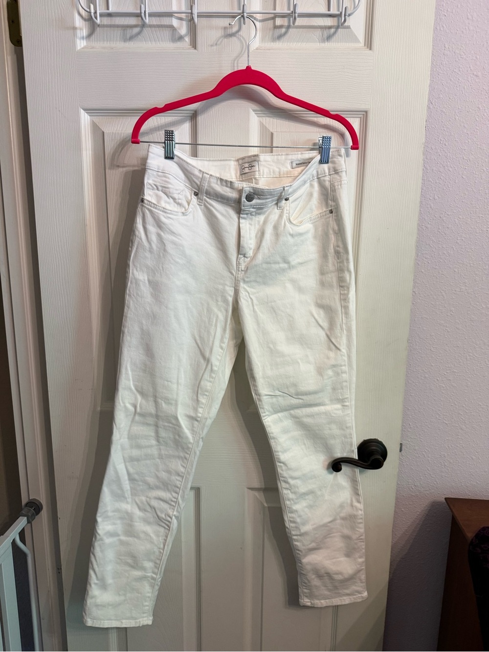 Jessica Simpson Relaxed Skinny Crop white jeans. NWOT size 8/29.